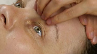 Plastik yüz masaj spa saton. kadın profesyonel masaj terapisti Hizmetleri sahiptir. 4k