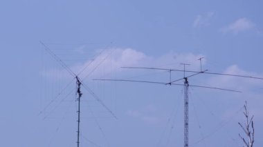 Telekomünikasyon kule bir bulutlu. Televizyon sinyalleri iletmek için kullanılan