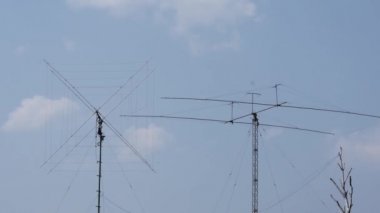 Telekomünikasyon kule bir bulutlu. Televizyon sinyalleri iletmek için kullanılan