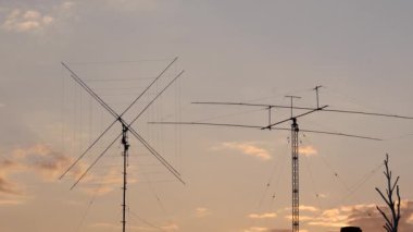 Telekomünikasyon kule bir bulutlu. Televizyon sinyalleri iletmek için kullanılan