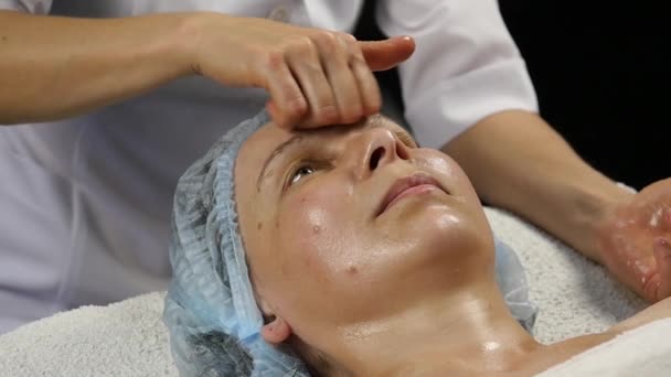 Saton 水疗中心的塑料面部按摩。妇女享受专业按摩治疗师的服务。慢动作 — 图库视频影像