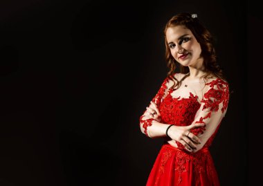 beyaz zemin üzerine kırmızı elbiseli dalgın güzel kadın. metniniz için boş alan