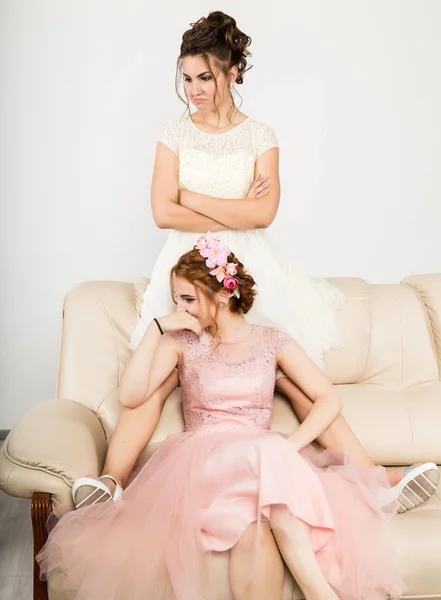 Дві щасливі красиві молоді жінки в елегантних сукнях, ніжна історія — стокове фото
