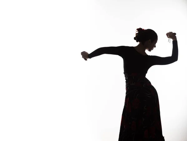 Silhouette di ragazza spagnola ballerina di flamenco su uno sfondo leggero. spazio libero per il testo — Foto Stock