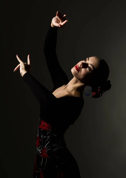 Dançarina de flamenco em um fundo escuro. espaço livre para o seu texto — Fotografia de Stock