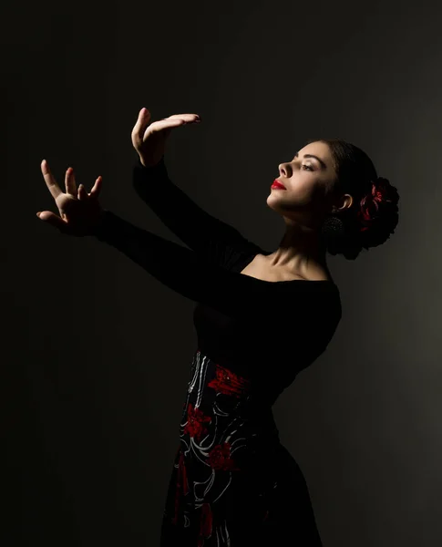 Dançarina de flamenco em um fundo escuro. espaço livre para o seu texto — Fotografia de Stock