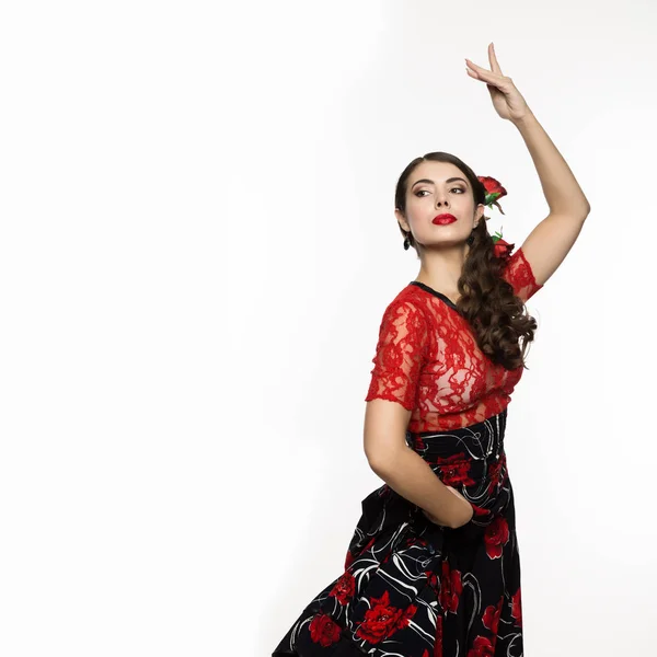 Ballerina di flamenco ragazza spagnola su uno sfondo chiaro. spazio libero per il testo — Foto Stock