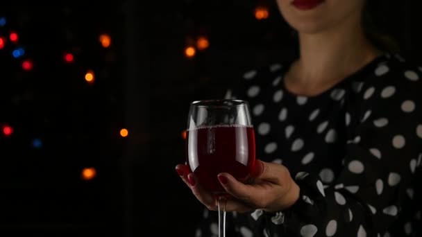 Hermosa joven bebiendo vino tinto en una oscuridad. bella dama con copa de vino. cámara lenta — Vídeos de Stock