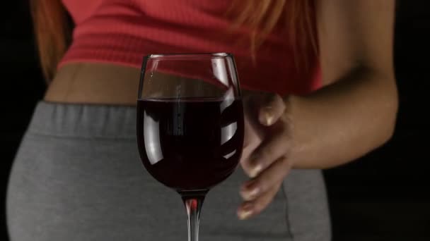 Gravida kvinnor dricker rött vin. Tredje trimestern. graviditet och alkohol koncept. 4k — Stockvideo