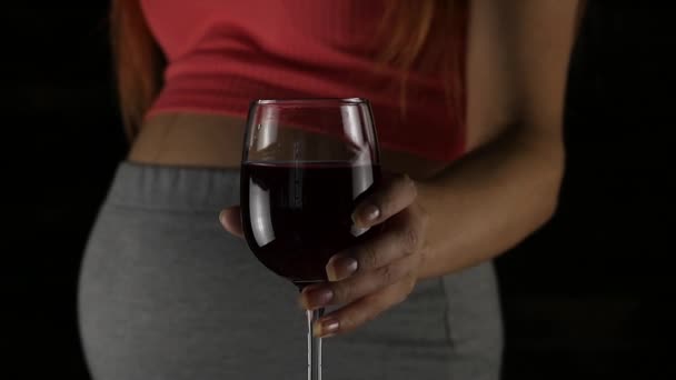 妊娠中の女性は、赤ワインを飲みます。第 3 学期。妊娠とアルコールのコンセプトです。スローモーション — ストック動画