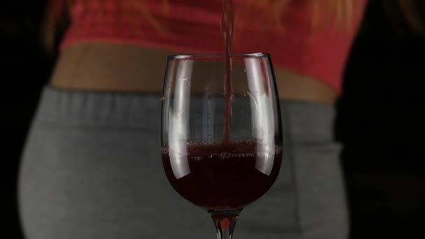 Gravida kvinnor dricker rött vin. Tredje trimestern. graviditet och alkohol koncept. slowmotion — Stockvideo