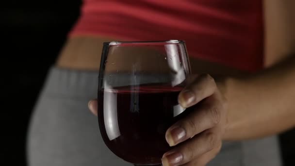 Mulheres grávidas a beber vinho tinto. Terceiro trimestre. conceito de gravidez e álcool. câmara lenta — Vídeo de Stock