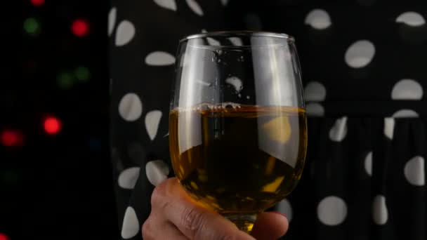 Γκρο πλαν ποτήρι κρασί. γυναικείο χέρι παίρνει το κρασί και το ποτό. 4k — Αρχείο Βίντεο