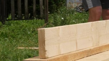 planya makinesi bir ahşap üzerine çalışan adam. Cips planer farklı taraftan uçakla. 4k