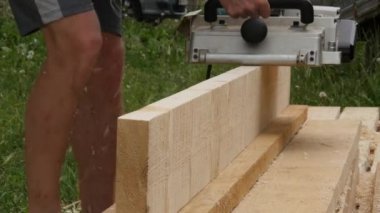 Atölye işçiler ağaç planya makinesi kullanın. Cips planer farklı taraftan uçakla. 4k