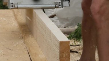 Atölye işçiler ağaç planya makinesi kullanın. Cips planer farklı taraftan uçakla. 4k