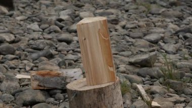 woodsheds ve doğrama yakacak odun, odun eski baltayla yarma oduncu. ağır çekim