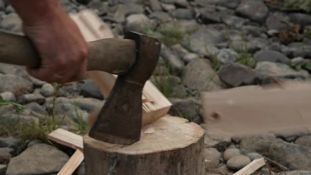 Lumberjack chopping firewood, splitting wood with axe. slow motion — Stock Video