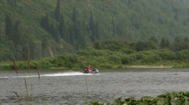 Küçük bir balıkçı powerboat hızlı bir yaz aylarında nehir üzerinde hareket. ağır çekim