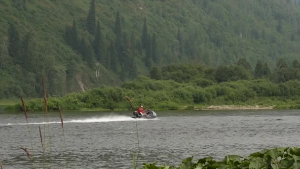 Kleine vissersdorp powerboat snel verplaatsen op de rivier in een zomertijd. Slow motion — Stockvideo