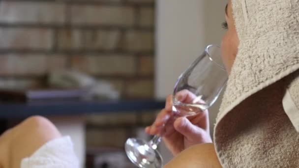 ホテルの部屋および飲み物ワインで休んでバスタオルの女性。4 k — ストック動画