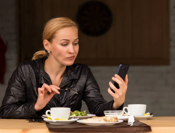 Ebéd egy szabadtéri kávézó. Üzletasszony eszik saláta és ellenőrzést e-mailt a telefon — Stock Fotó