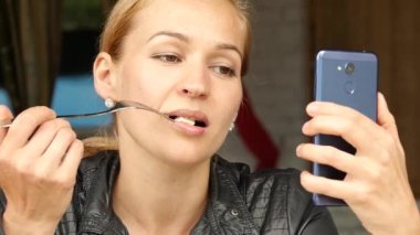 açık bir kafede öğle yemeği. salata ve kontrol e-posta üstünde senin telefon yeme işkadını. ağır çekim