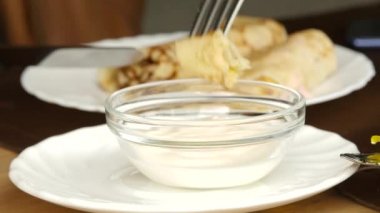 yaz terasında öğle yemeği. biri bir çatal ve bıçak krep yiyor. 4k
