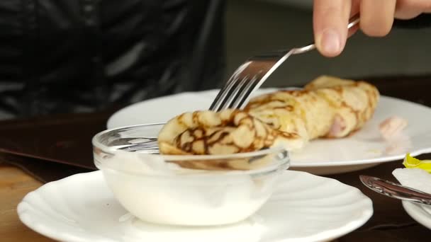 Γεύμα στην καλοκαιρινή βεράντα. κάποιος τρώει τηγανίτες με ένα πιρούνι και μαχαίρι. αργή κίνηση — Αρχείο Βίντεο