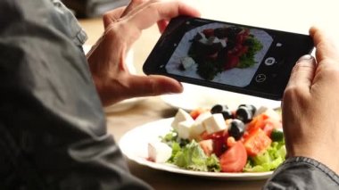 kadın açık kafede kahve ve gıda yeşil salata resim alır. ağır çekim