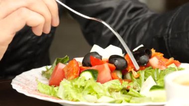 açık bir kafede öğle yemeği. salata ve kontrol e-posta üstünde senin telefon yeme işkadını. ağır çekim
