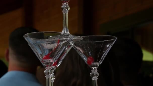 Pirâmide de champanhe para festas com cerejas. Acessórios para álcool. Cenário de mesa festivo para o grande banquete. 4K — Vídeo de Stock
