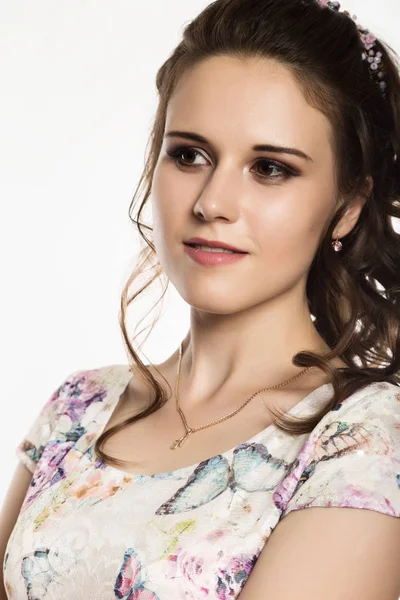 profesyonel saç modeli olan zarif kadın üzerinde beyaz bir arka plan teşkil etmektedir.