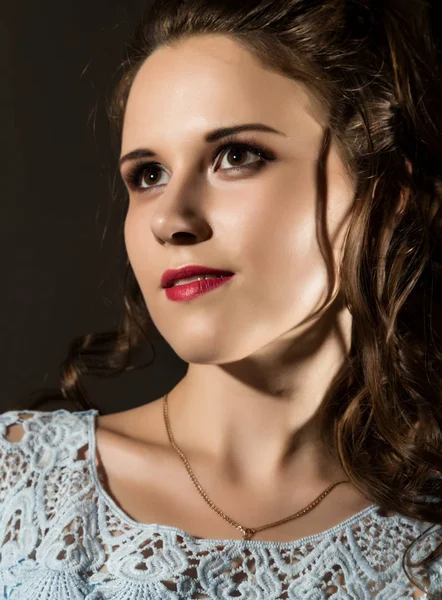 profesyonel saç modeli olan zarif kadın üzerinde karanlık bir arka plan teşkil etmektedir..