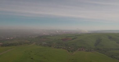 Havadan görünümü. kırsal yol alanlar arasında kırsal smog ile yeşil alan arasında. Hava kirliliği sanayi kenti çevresinde. 4k