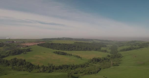 Vue aérienne. route rurale entre les champs, route de campagne entre les champs verts avec smog. pollution atmosphérique autour de la ville industrielle. 4K 