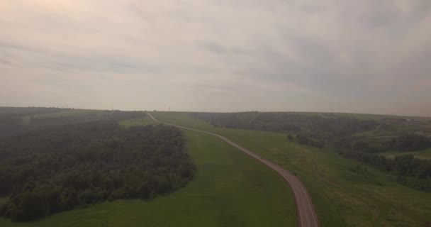 Luftaufnahme. Landstraße zwischen Feldern, Landstraße zwischen grünem Feld und Smog. Luftverschmutzung rund um die Industriestadt. 4k — Stockvideo