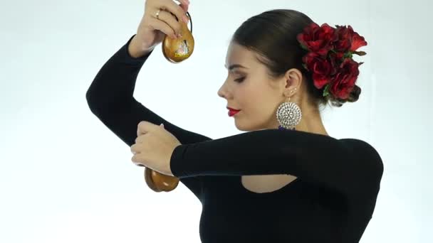 Dançarina de flamenco close-up em um fundo claro. câmara lenta — Vídeo de Stock