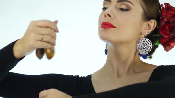 La jeune femme danse la danse traditionnelle espagnole. danseuse de flamenco sur fond clair. 4K — Video