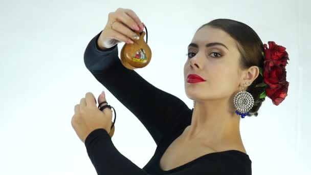 Mujer joven está bailando danza tradicional española. Bailarina flamenca sobre fondo claro. cámara lenta — Vídeos de Stock