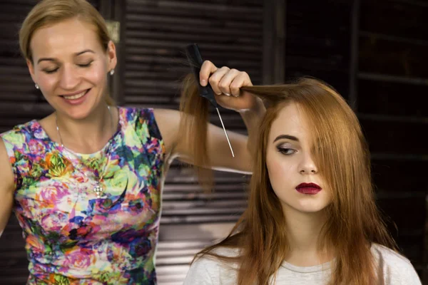 Fryzjerka ma fryzurę dla młodej kobiety splot warkocze. Pojęcie piękna i ślub — Zdjęcie stockowe