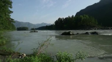 Yatay, dağlar ağaçlar ve saat akşam adlı bir nehir