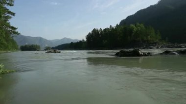 Yatay, dağlar ağaçlar ve saat akşam adlı bir nehir