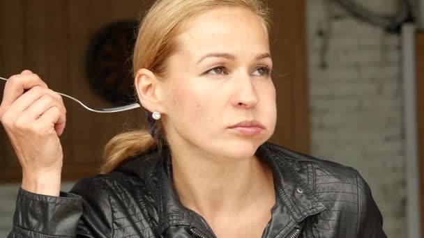 Young businesswoman enjoying the vegetables in an outdoor cafe. slow motion — Stock Video