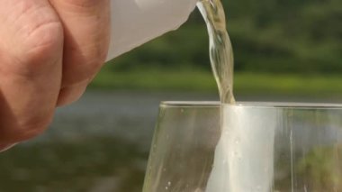 Soğuk bir bira bira can doğa arka plan üzerinde cam içine dökme. ağır çekim