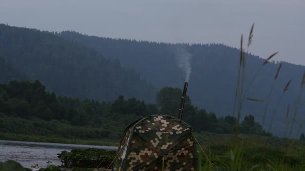 Θερμαινόμενη σκηνή camping στην όχθη του ποταμού, τροχόσπιτο και ταξίδι στρατοπέδευσης. αργή κίνηση — Αρχείο Βίντεο