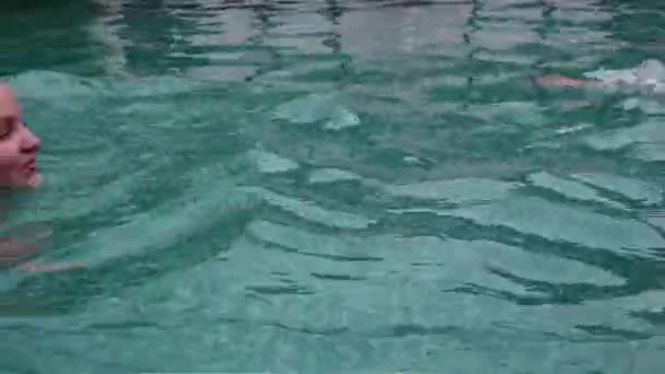 母亲和女儿在酒店游泳池里游泳玩得开心 — 图库视频影像