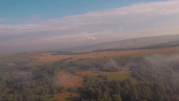 Yoluyla ve günbatımı, kırsal bir yol ile sis uçan havadan görünümü — Stok video