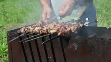 Açık hava barbekü, sulu et ızgara. sıcak kömürleri ve dumanlar