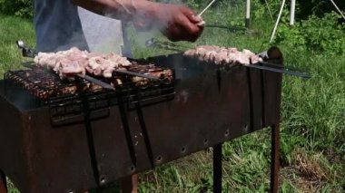 Açık hava barbekü, sulu et ızgara. sıcak kömürleri ve dumanlar